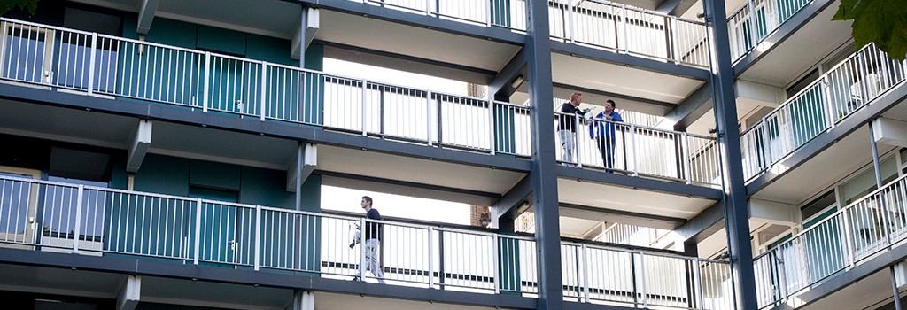 Schilders aan het werk in flatgebouw