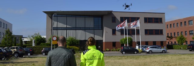 Dronevlucht over kantoorgebouw OnderhoudNL