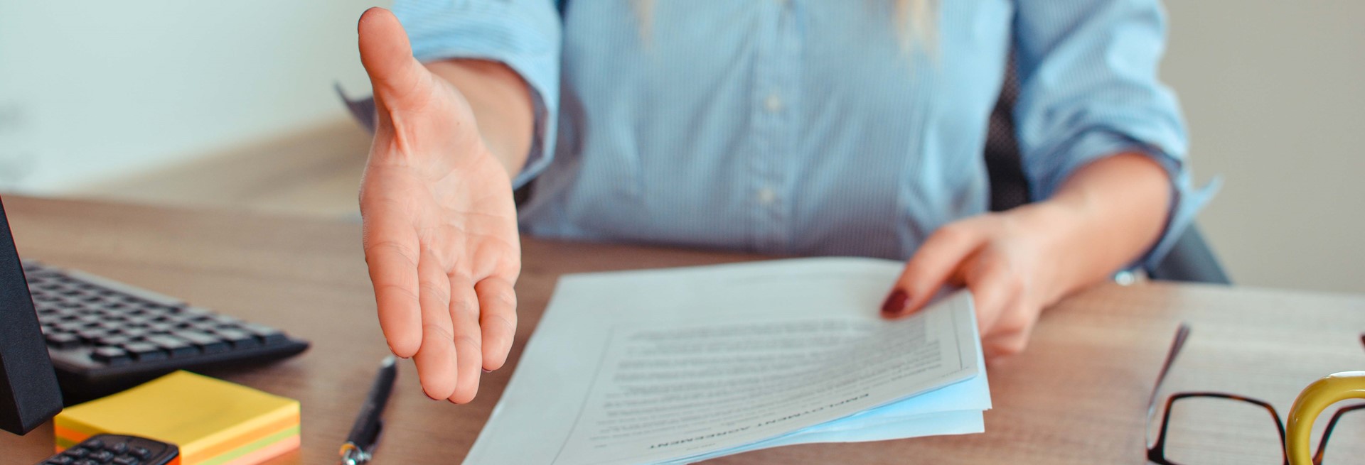 Uitgestoken hand tijdens arbeidsvoorwaardengesprek