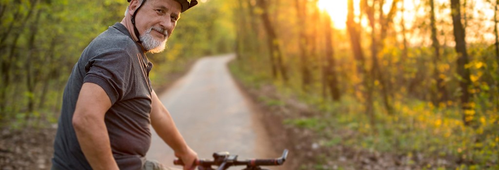 Man met mountainbike in herfstbos