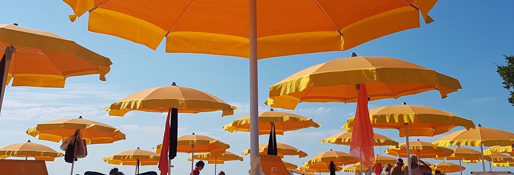 Oranje parasols op strand