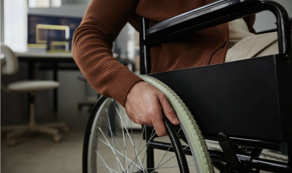 Arbeidsongeschiktheid_rolstoel_man_1024x606