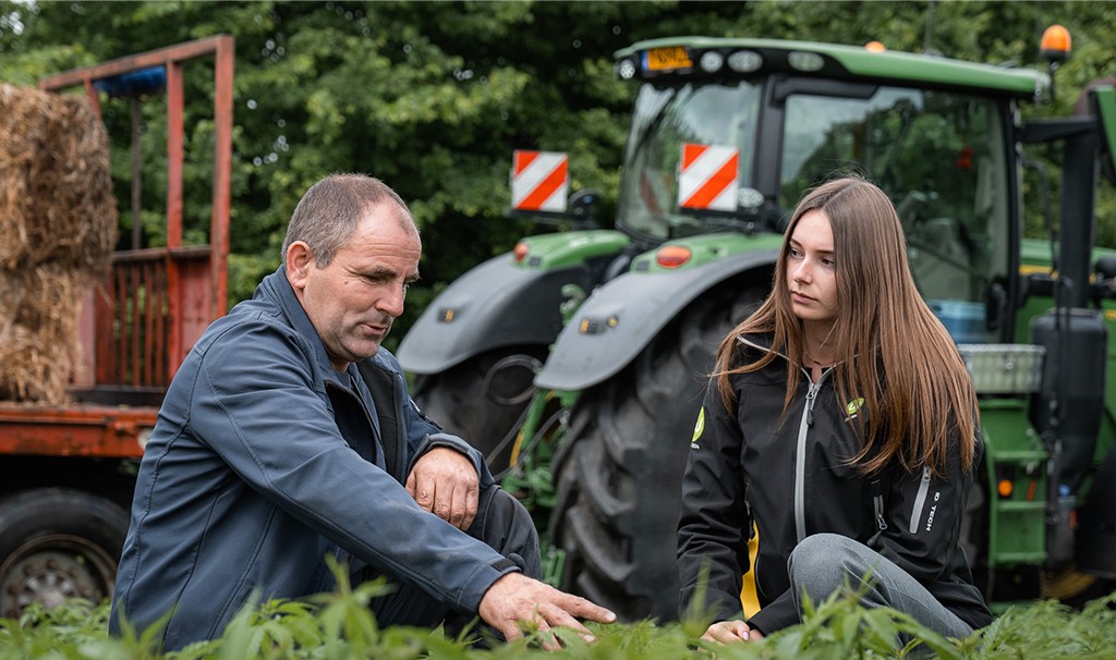 Jonge Verduurzamer Mandy met boer Ronald in hennep