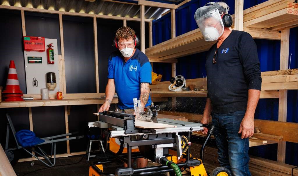 Bewust Veilig-2026-Talen Vastgoedonderhoud-timmerman en uitvoerder houd zagen_1024x606