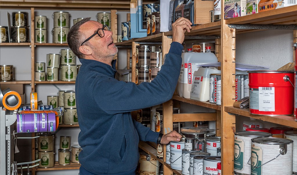 Ernst de Nobel in magazijn van duurzame verf van EcoCoatings.jpg