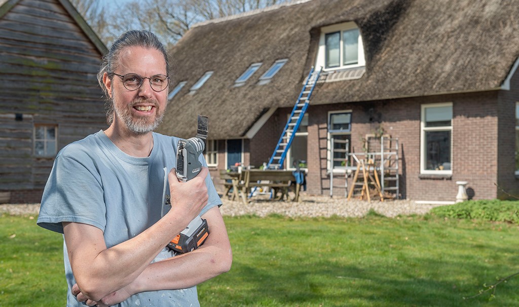 Richard Hoogstraten verzorgt schilderwerk aan boerderij.jpg