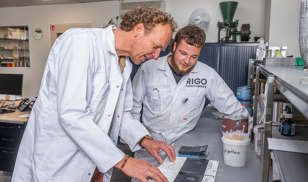 Machiel van Westerhoven onderzoekt duurzame verf bij Rigo Verffabriek.jpg