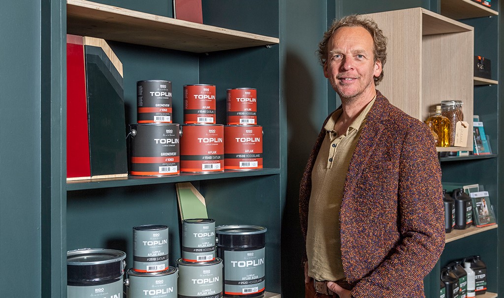 Machiel van Westerhoven en TOPLIN verfproducten van Rigo Verffabriek.jpg