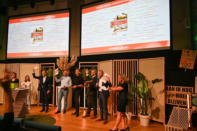 A. Overhandiging Handleiding biobased verduurzamen van bestaande bouw.jpg