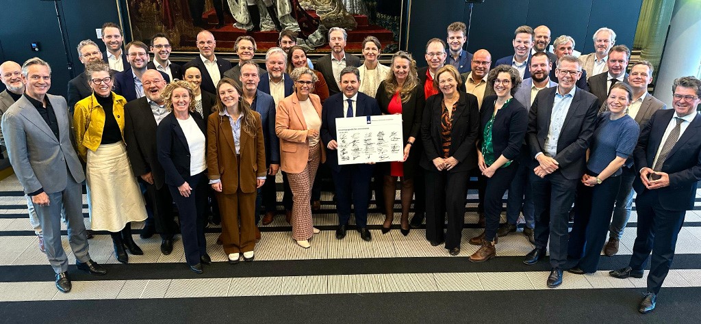 Ondertekening Uitvoeringsagenda ZES zero-emissiezones-Henk den Boer-april 2025_1024x474.jpg