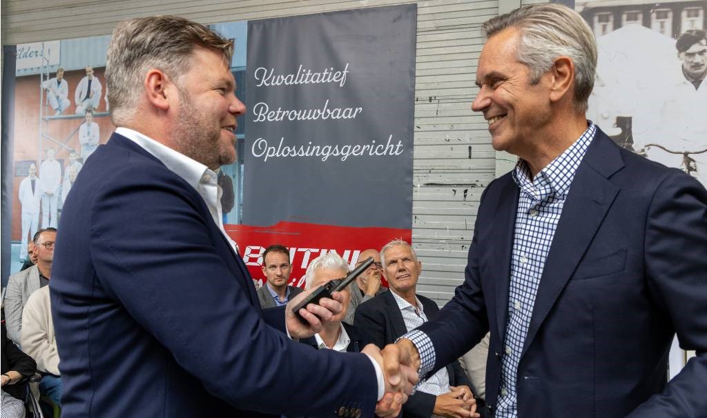 100-jarig jubileum Buitink Schilders-Predicaat Hofleverancier-Henk den Boer voorzitter_1024x606.jpg