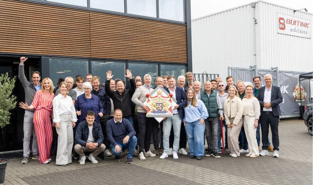 Jubileum Buitink Schilders 100 jaar-teamfoto-Predicaat Hofleverancier-Puur Beeld Fotografie_1024x606.jpg