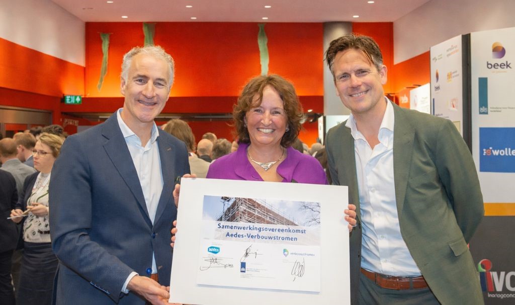 Ondertekening samenwerking Verbouwstromen Aedes_1024x606.jpg