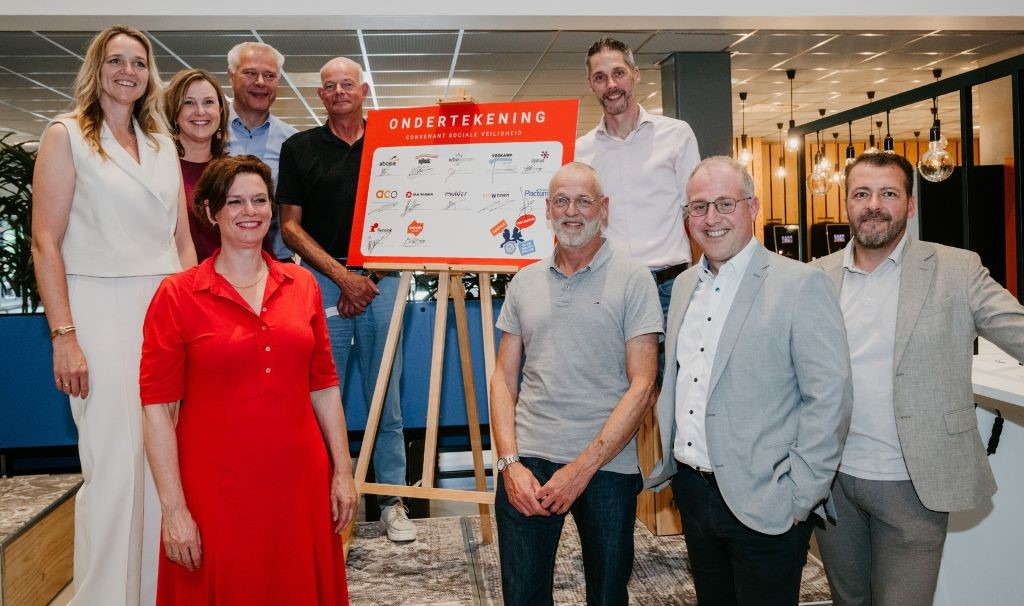Ondertekening Convenant Sociale Veiligheid Oost-Nederland 2026-deelnemers_1024x606.jpg